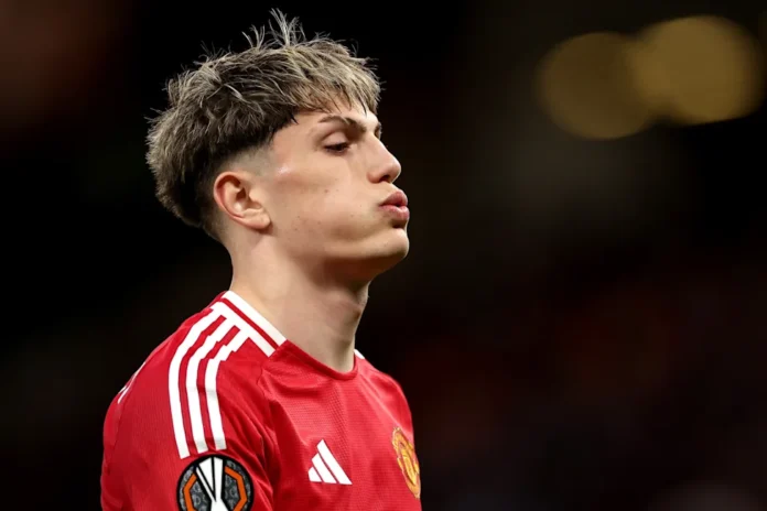 Alejandro Garnacho vistiendo la camiseta del Manchester United.