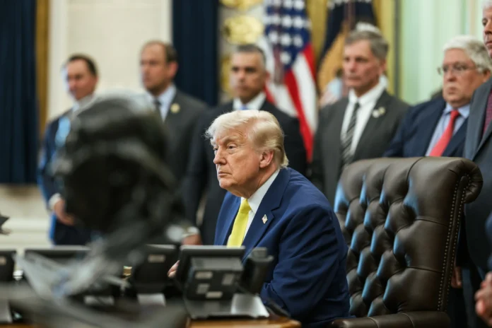 Trump en su despacho luego de realizar anuncios.