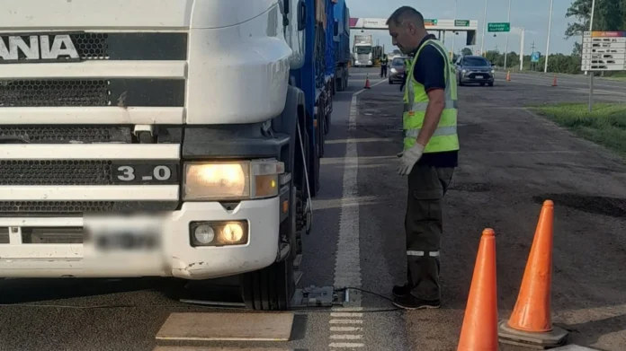 El programa Santa Fe Pesa ya controló cerca de 10.000 camiones y detectó más de 1.600 toneladas de exceso de carga para proteger las rutas provinciales.