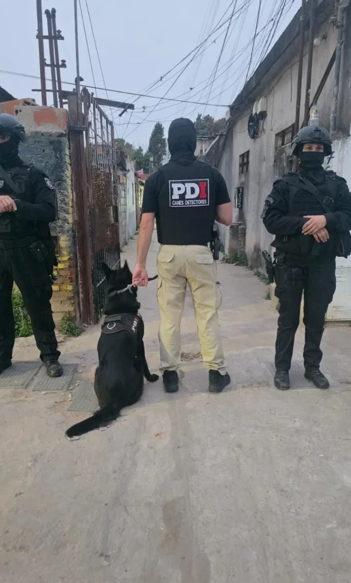Policías de la PDI de Santa Fe que simularon ser repartidores de una aplicación de delivery para ingresar a una vivienda de Fisherton y desarticular un punto de venta de drogas.