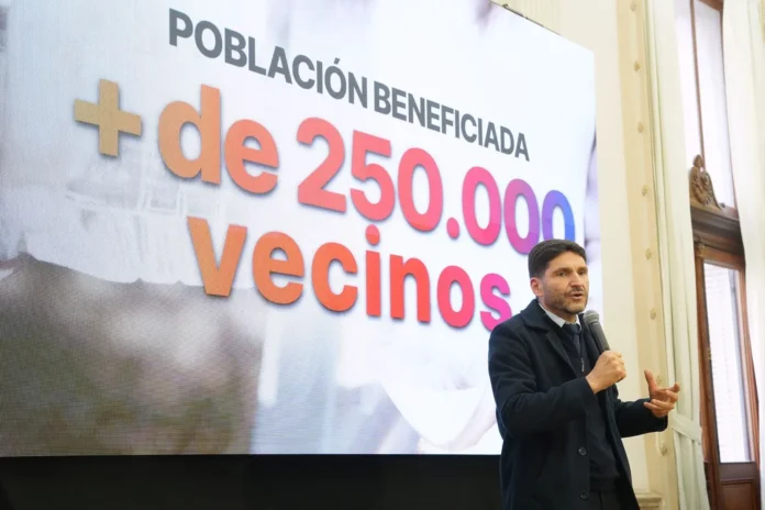 El gobernador Maximiliano Pullaro en la licitación de la segunda etapa del Acueducto Gran Rosario.