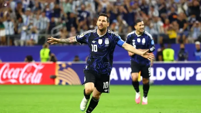 Messi con la camiseta alternativa de la Selección Argentina para el Mundial 2026.