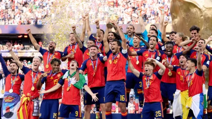 Jugadores de España celebran con la Copa del Mundo 2026.