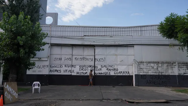 El frente de la planta del frigorífico Euro en Villa Gobernador Gálvez luego de pintadas.