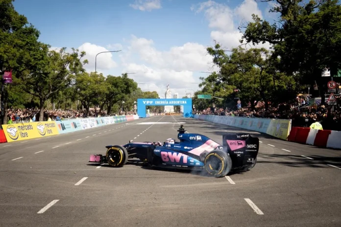Franco Colapinto en un Lotus E20 en la exhibición de Buenos Aires.