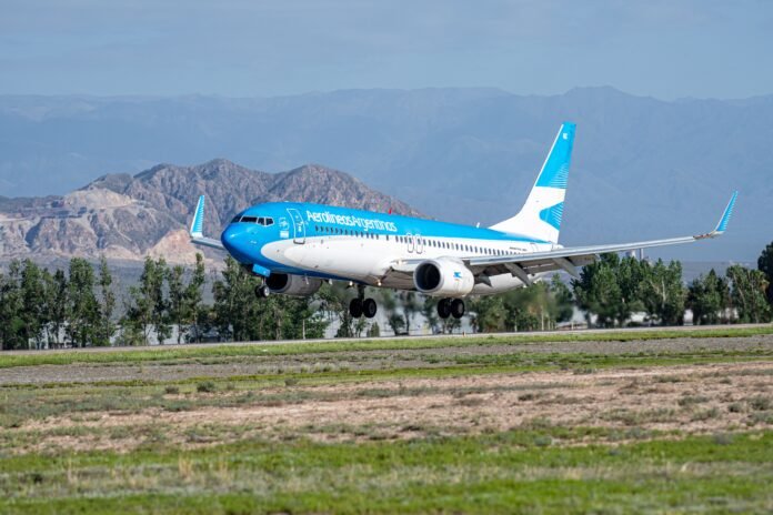 Avión de Aerolíneas Argentinas despegando.
