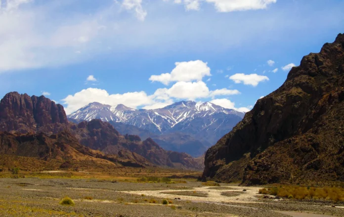 Impresionante paisaje de las montañas de los Andes en Mendoza, Argentina, bajo un vibrante cielo azul.
