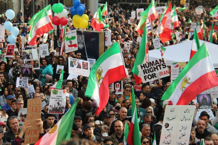En Irán, ciudadanos protestan y piden por los derechos humanos.