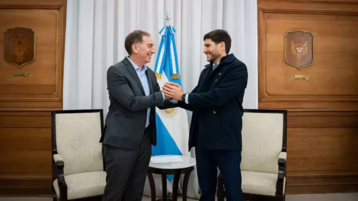 El gobernador Maximiliano Pullaro junto al Jefe de Gabinete, Diego Santilli en Casa Rosada.