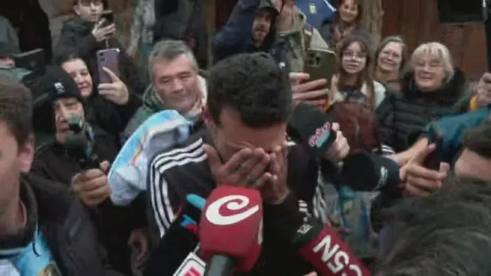 Lionel Scaloni y sus lágrimas de emoción a su llegada a Pujato. TyC Sports.