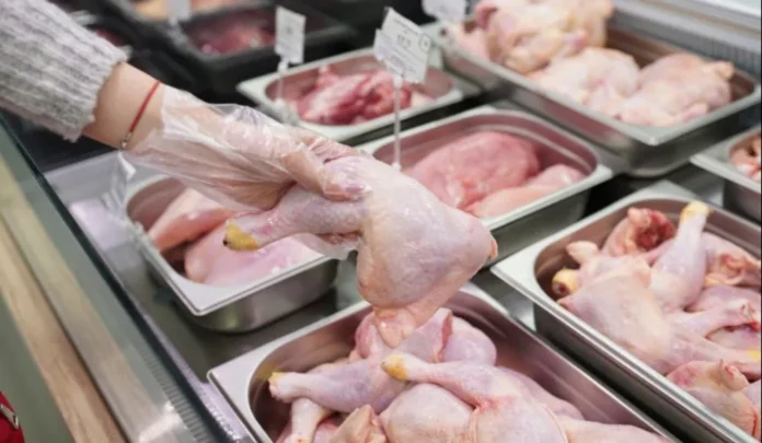 Consumo de pollo en la Argentina, que superó por primera vez al de carne vacuna según el IERAL