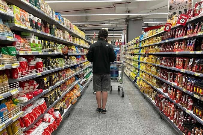 consultoras-preven-inflacion-recesion-septiembre Cliente recorre la góndola de un supermercado, en medio de las proyecciones de inflación del REM del Banco Central