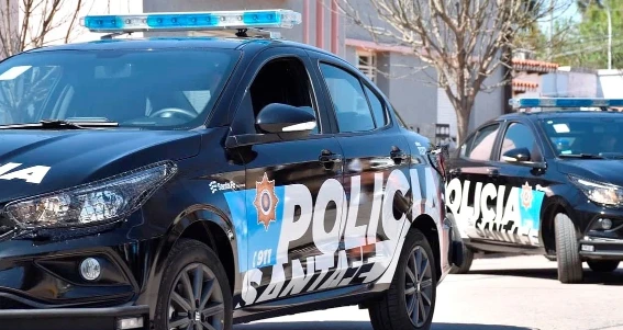 Patrulleros de la Policía de Santa Fe estacionados en la vía pública