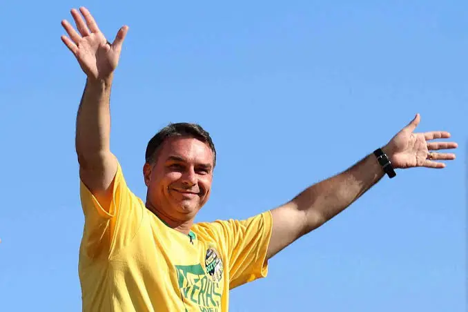 Flávio Bolsonaro, ganador de la primera vuelta en Brasil, que enfrentará a Lula en el balotaje del 25 de octubre