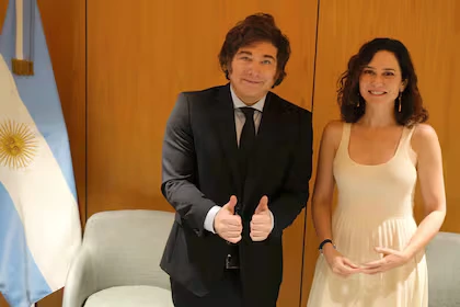 El presidente argentino, Javier Milei, junto a Isabel Díaz Ayuso, presidenta de la Comunidad de Madrid.