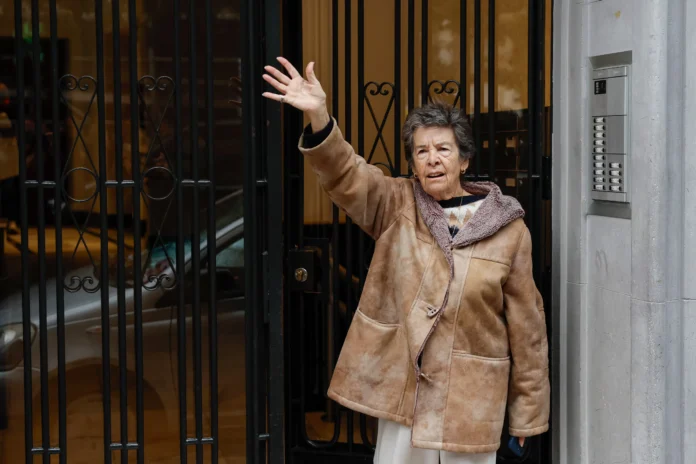 Maricarmen, la jubilada de 87 años cuyo desalojo desató protestas por la vivienda en España, saluda desde la puerta