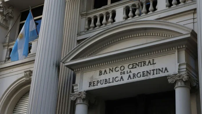 Fachada del edificio del Banco Central de la República Argentina en Buenos Aires