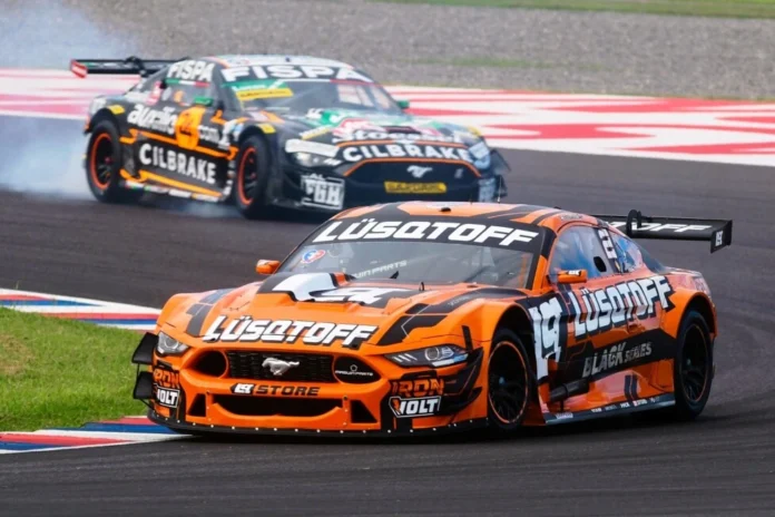 turismo-carretera-rosario-lambiris-gano-de-punta-a-punta Mauricio Lambiris con su Ford Mustang en la final del Turismo Carretera en el autódromo Juan Manuel Fangio de Rosario